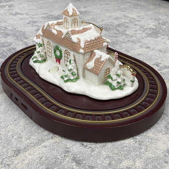 Vintage 2002 Avon Holiday Express North Pole Train Station Musical Christmas - Picture 6 of 12